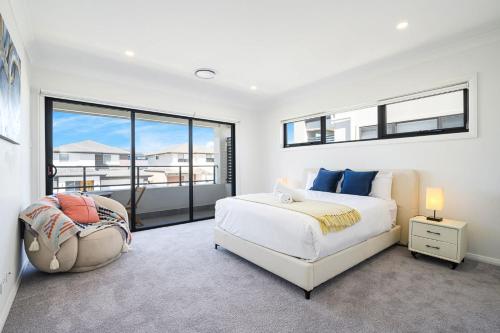 Ένα ή περισσότερα κρεβάτια σε δωμάτιο στο Modern 4BD Family Retreat Near Leppington