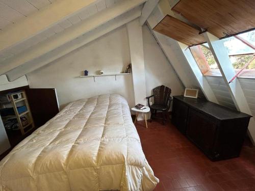 Ένα ή περισσότερα κρεβάτια σε δωμάτιο στο Departamento tipo duplex cerca de todo pero con la tranquilidad del bosque