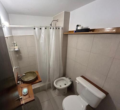 Ένα μπάνιο στο Departamento tipo duplex cerca de todo pero con la tranquilidad del bosque