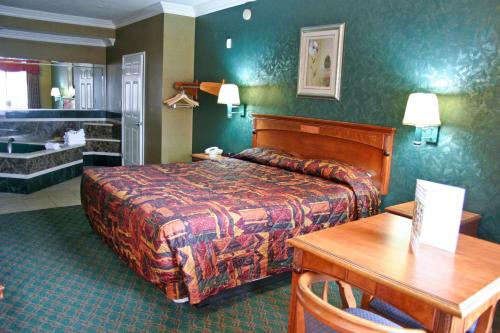 En eller flere senger på et rom på Crystal Inn Suites & Spas
