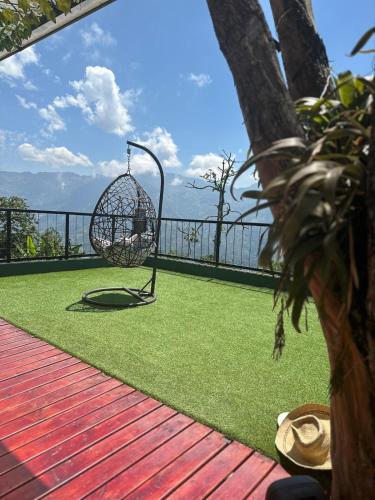 a lawn with a bird cage on top of it at Tahiti Casa Campestre in Santa Bárbara