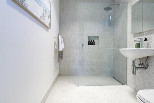 Gallery image of Modern Getaway with Balcony & Secure Parking in Kings Park
