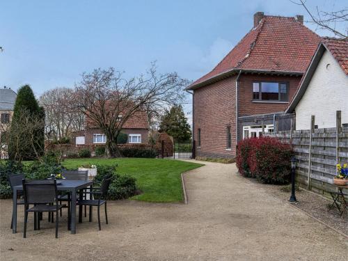a table and chairs in front of a house at De Kievelder in Grote-Brogel