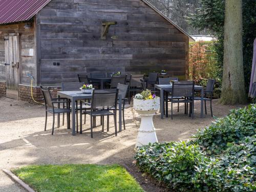 a group of tables and chairs in a yard at De Kievelder in Grote-Brogel