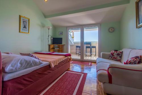 Postel nebo postele na pokoji v ubytování Apartments by the sea Selce, Crikvenica - 4802