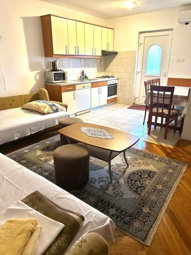 Apartments with parking space Novi Vinodolski - 5514