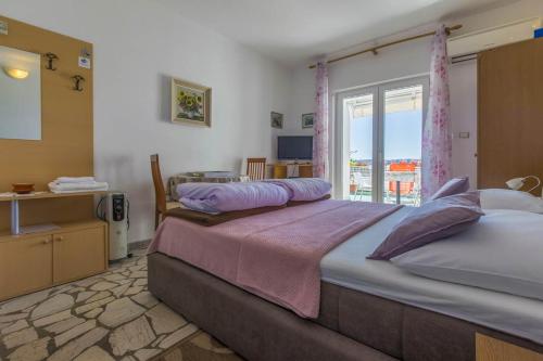Postel nebo postele na pokoji v ubytování Apartments by the sea Selce, Crikvenica - 2356