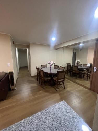 a living room with a table and chairs and a couch at AMPLIO DEPARTAMENTO EN JESÚS MARÍa in Lima