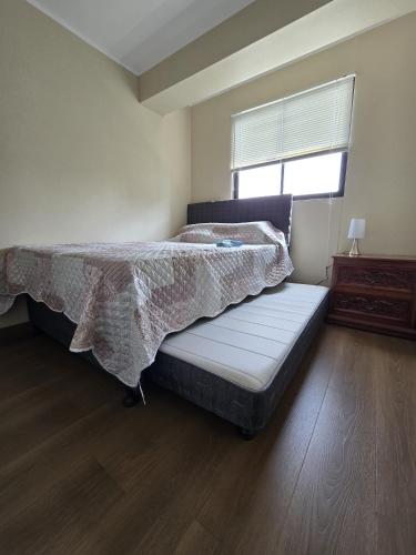 a bedroom with a bed and a window in it at AMPLIO DEPARTAMENTO EN JESÚS MARÍa in Lima