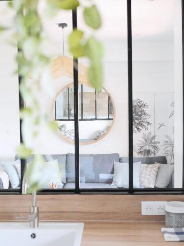 - un salon avec un canapé à travers une fenêtre dans l'établissement Pied dans l'O 2 chambres, à La Seyne-sur-Mer