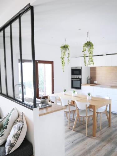 une cuisine et une salle à manger avec une table et des chaises dans l'établissement Pied dans l'O 2 chambres, à La Seyne-sur-Mer