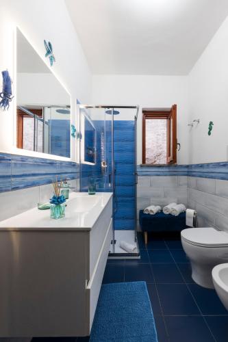 a bathroom with a tub and a sink and a toilet at Casa Sea la Vie in Praiano
