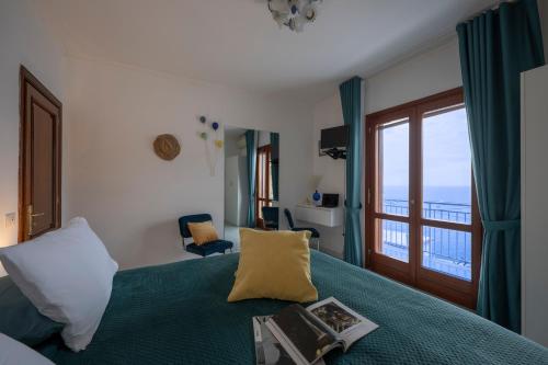 プライアーノにあるCasa Sea la Vieの海の見えるベッドのある寝室