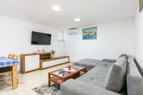 Apartments with parking space Trogir - 23979