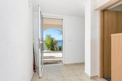 Apartments with parking space Trogir - 23979