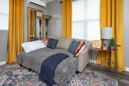 Ένα ή περισσότερα κρεβάτια σε δωμάτιο στο Little Rock Spot Comfy Downtown - Pet Friendly