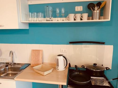 a kitchen counter with a stove and a sink at Departamento 6 personas, con vista a la Herradura in Coquimbo