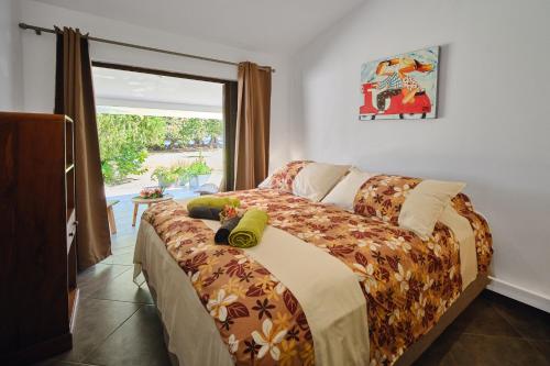 a bedroom with a bed and a window at Villa Te Torea in Arue