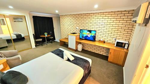 TV a/nebo společenská místnost v ubytování Hilltops Retreat Motor Inn