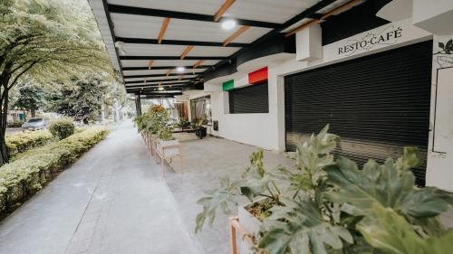 an empty sidewalk in front of a building at Hotel Balcones del Estadio in Medellín