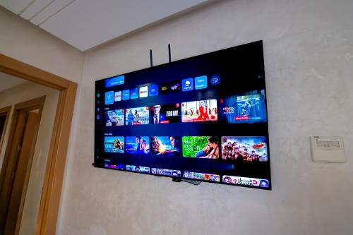 Una televisión o centro de entretenimiento en Luxury Seafront Apartment 102sqm with 2 Bedrooms and Wi-Fi Unlimited