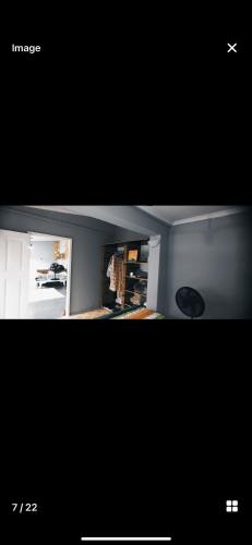 ein Bild eines Zimmers mit Küche und Wohnzimmer in der Unterkunft Cozy 1 bedroom cottage in Roodepoort