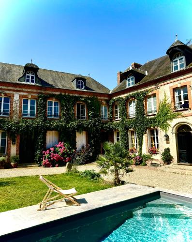 une maison avec une piscine devant dans l'établissement Maison de Vacances avec piscine en Normandie, à Rugles