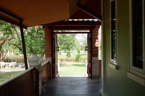 Taman di luar Loom Cafe Banrai ลูมคาเฟ่บ้านไร่
