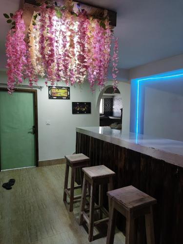 Una televisión o centro de entretenimiento en Reesing loudge & restaurant