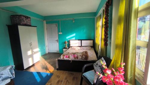 Una cama o camas en una habitación de Reesing loudge & restaurant