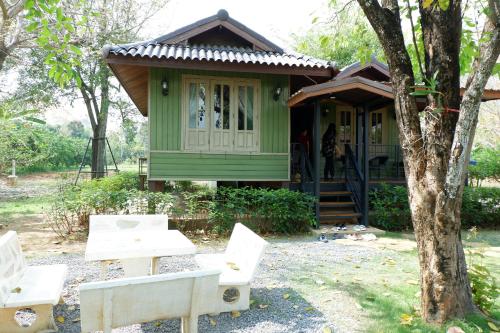 Taman di luar Loom Cafe Banrai ลูมคาเฟ่บ้านไร่