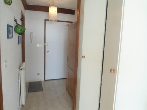 un couloir avec une porte menant à une chambre dans l'établissement Studio agréable en centre ville, 6ème étage - FR-1-331-45, à Les Sables-dʼOlonne