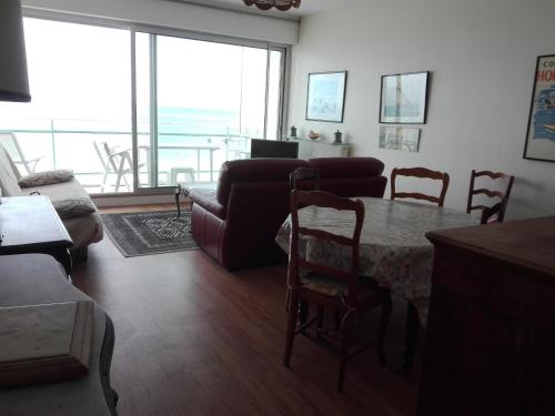 Photo de la galerie de l'établissement Appartement face plage au centre des Sables-d'Olonne, 2 chambres, garage - FR-1-331-97, à Les Sables-dʼOlonne