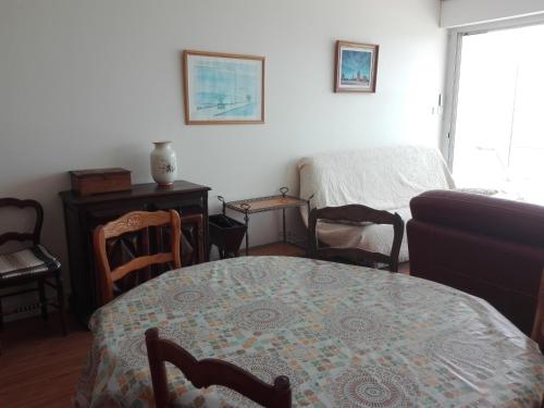 Photo de la galerie de l'établissement Appartement face plage au centre des Sables-d'Olonne, 2 chambres, garage - FR-1-331-97, à Les Sables-dʼOlonne