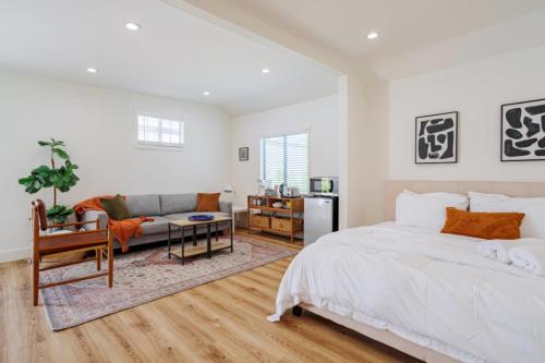a white bedroom with a bed and a couch at Cute Guest Studio near Universal Studios sleeps 4 in Los Angeles