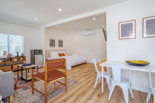 a room with a bed and a table and chairs at Cute Guest Studio near Universal Studios sleeps 4 in Los Angeles