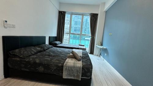 Sutera Avenue KK Near Imago by Kita Homestay في كوتا كينابالو: غرفة نوم بها سرير ونافذة كبيرة