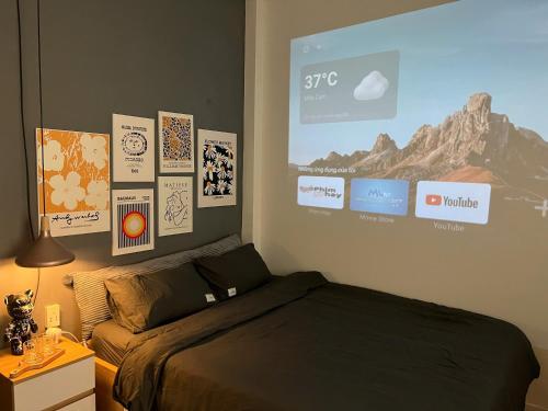 胡志明市FlexiHome的卧室配有床和大屏幕