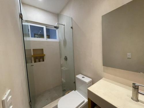 Ένα μπάνιο στο New Loft with Beach Club Access