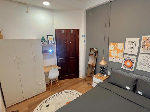 胡志明市FlexiHome的卧室里有一张床和一张书桌