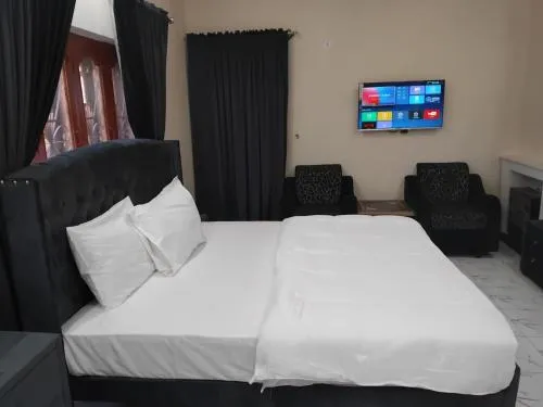 The Elegant Lodge-Guest House