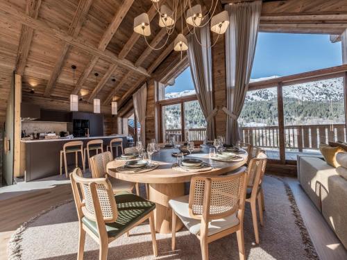 une salle à manger et une cuisine avec une table et des chaises dans l'établissement Penthouse de luxe avec terrasse, sauna et bain nordique, 5 chambres - FR-1-613-123, à Les Allues