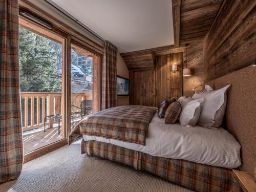 une chambre avec un grand lit et un balcon dans l'établissement Penthouse de luxe avec terrasse, sauna et bain nordique, 5 chambres - FR-1-613-123, à Les Allues