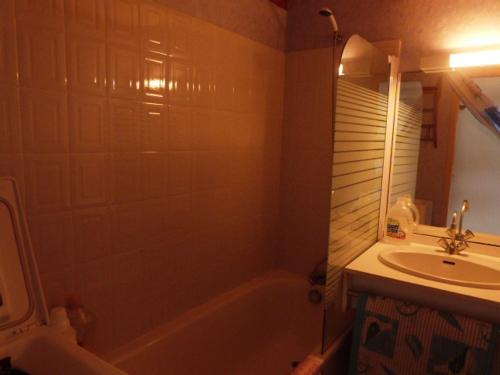 une salle de bain avec un lavabo et une baignoire et un lavabo dans l'établissement Maisonnette à Barbâtre, 30m de la plage pour 4 pers - FR-1-823-57, à Barbâtre
