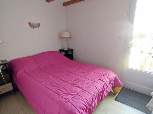 - un lit rose dans une chambre avec fenêtre dans l'établissement Maisonnette à Barbâtre, 30m de la plage pour 4 pers - FR-1-823-57, à Barbâtre
