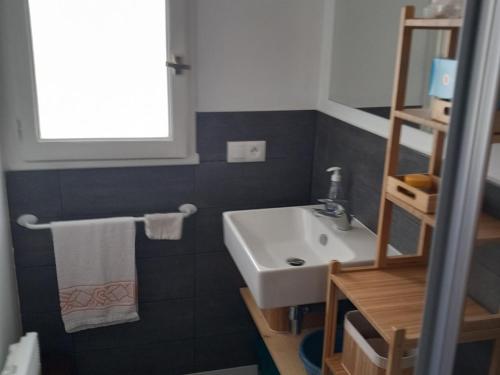 La salle de bains est pourvue d'un lavabo et d'un sèche-serviettes. dans l'établissement Charmante maison proche plage, jardin, parking - FR-1-823-135, à Noirmoutier-en-l'lle