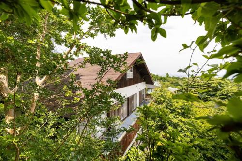 a house in the midst of trees at プライベート天然温泉 - 広々清潔 - 素敵な非日常! Private Hot Spring - Spotless Modern Japanese in Ito