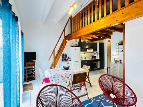 une cuisine et une salle à manger avec une table et des chaises dans l'établissement Maison à Fouras pour 4 personnes avec jardin clos - FR-1-709-92, à Fouras