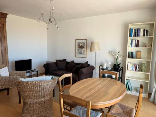 un salon avec une table et un canapé dans l'établissement Royan : Appartement 47m², Balcon, Parking privé, Ascenseur - FR-1-738-48, à Royan