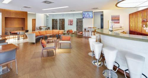 A seating area at Sercotel Valladolid